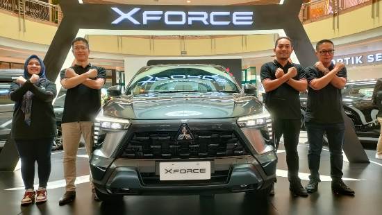 <p>Mitsubishi Xforce kini telah menyapa warga Pekanbaru, Provinsi Riau. Buruan kunjungi pameran Mitsubishi Auto Show, 21-24 September di Atrium Kampar mal Ska, Pekanbaru. Terlihat manajemen MMKSI dan diler Mitsubishi Pekanbaru, Provinsi Riau foto bersama usai me-launching Xforce. Foto budy</p>